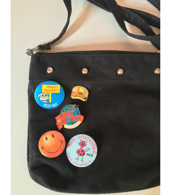 moda | bolsas | bolsa | bolsa com bottons | customizando bolsas | D.I.Y. | faça você mesma | DIY bolsa com bottons | customizando bolsa velha