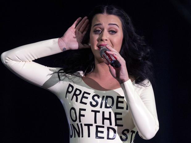 Katy Perry causa polêmica com vestido de votação, Katy Perry, artistas internacionais, celebridades internacionais, looks de Katy Perry, Katy Perry com vestido de votação à presidência dos EUA