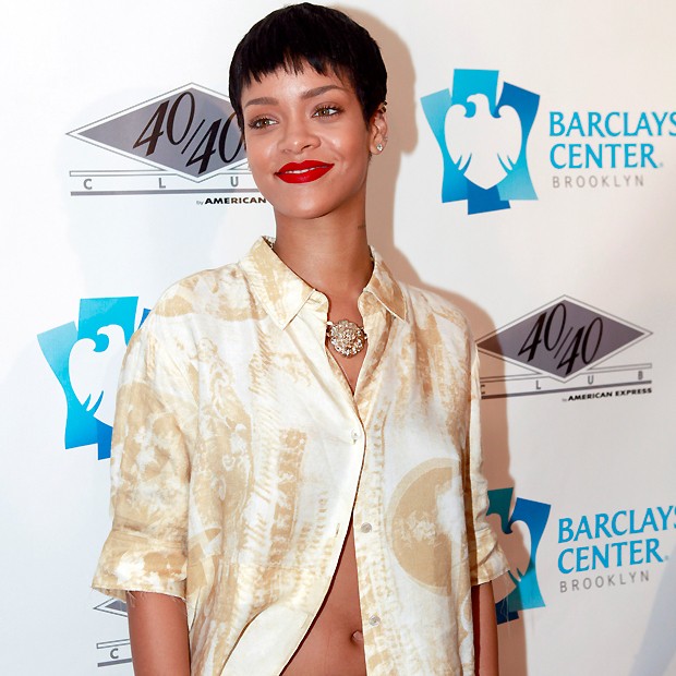 Rihanna, cabelos curtos, moda, beleza, batom vermelho, corte joãozinho, celebridades