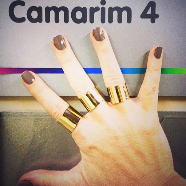 blog de moda | Moda | roupas | roupa | sobre moda | vestido | moda roupa | roupa da moda | moda em novelas | moda em Amor à Vida | anéis de Danielle Winits em Amor à Vida | anéis Balenciaga | vários anéis usados juntos