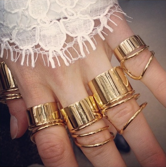 blog de moda | Moda | roupas | roupa | sobre moda | vestido | moda roupa | roupa da moda | moda em novelas | moda em Amor à Vida | anéis de Danielle Winits em Amor à Vida | anéis Balenciaga | vários anéis usados juntos