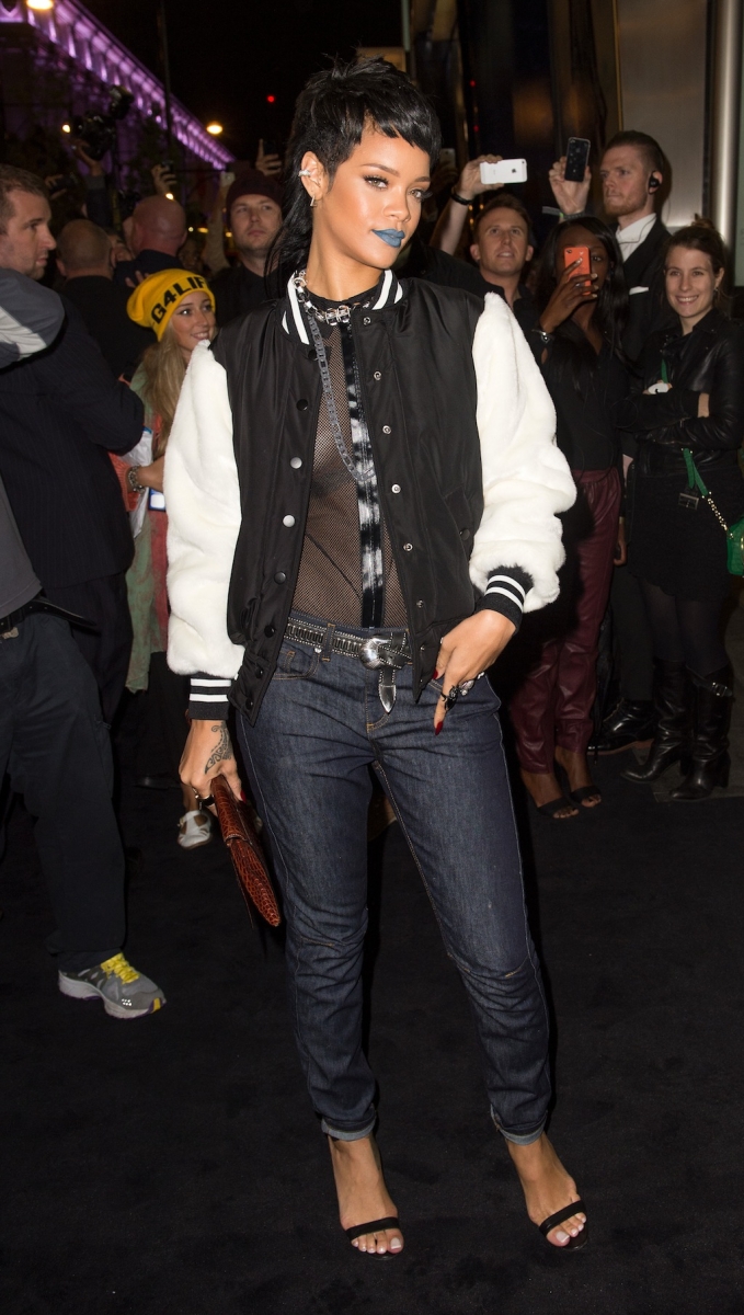 blog de moda | moda | beleza | sobre beleza | beleza cabelo | look das famosas | batom azul | cabelo das famosas | maquiagem | make up | batons | Rihanna de batom azul