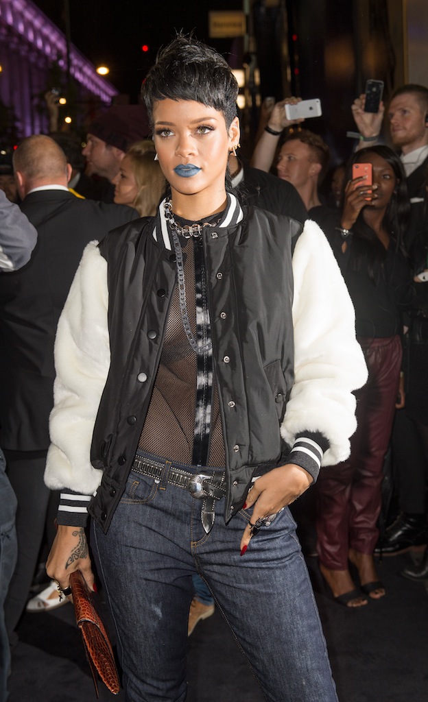 blog de moda | moda | beleza | sobre beleza | beleza cabelo | look das famosas | batom azul | cabelo das famosas | maquiagem | make up | batons | Rihanna de batom azul