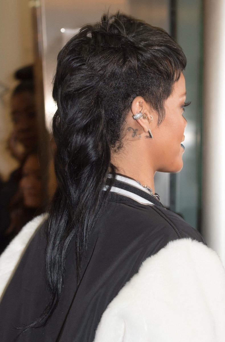 blog de moda | moda | beleza | sobre beleza | beleza cabelo | look das famosas | batom azul | cabelo das famosas | maquiagem | make up | batons | Rihanna de batom azul