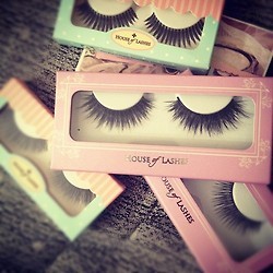 beleza | maquiagem | make up | maquiagem para festas | cílios postiços | como limpar cílios postiços | dá para reutilizar os cílios postiços