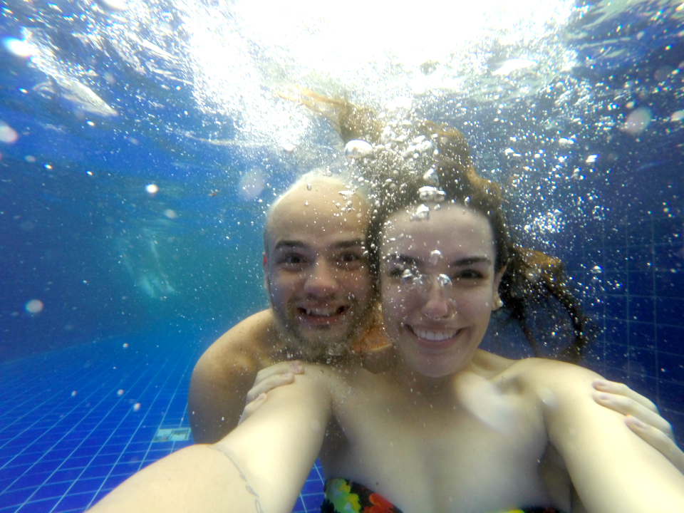 entretenimento | cotidiano | amigos | feriado | Gopro | cliques embaixo dágua | como funciona gopro embaixo dágua | piscina | fotos na piscina | Marcéli Paulino
