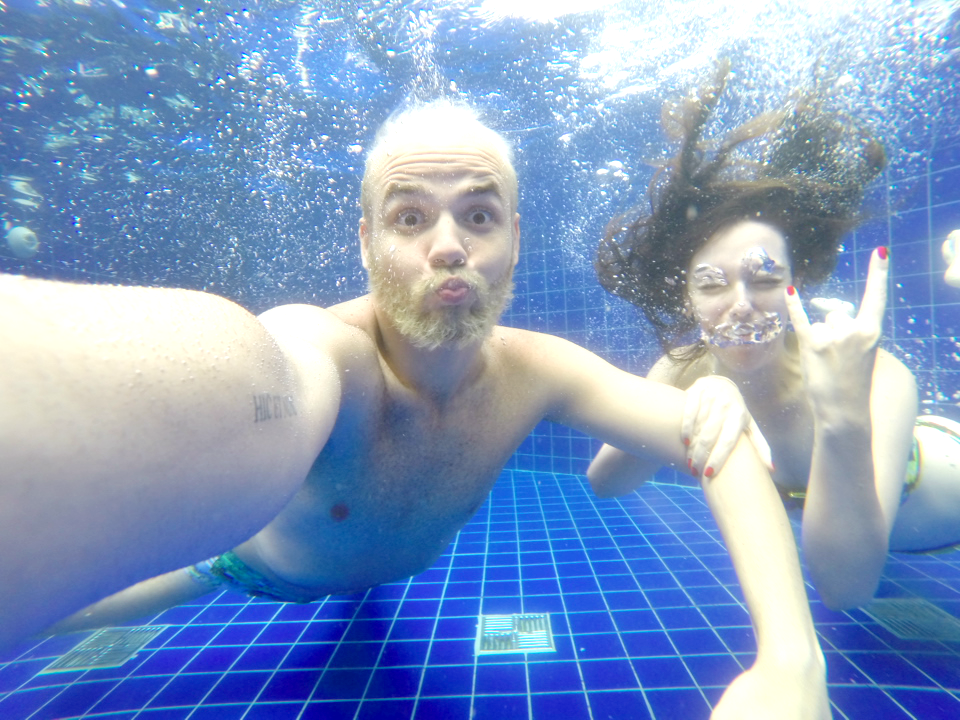 entretenimento | cotidiano | amigos | feriado | Gopro | cliques embaixo dágua | como funciona gopro embaixo dágua | piscina | fotos na piscina | Marcéli Paulino