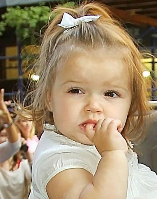 Closet carinho: roupas de Harper Seven são avaliadas em mais de R$ 16 mil | moda | filhos de famosos | Harper Seven | crianças famosas | filha de David Beckham | filha mais nova de Victoria Beckham | Harper Seven tem roupas caras