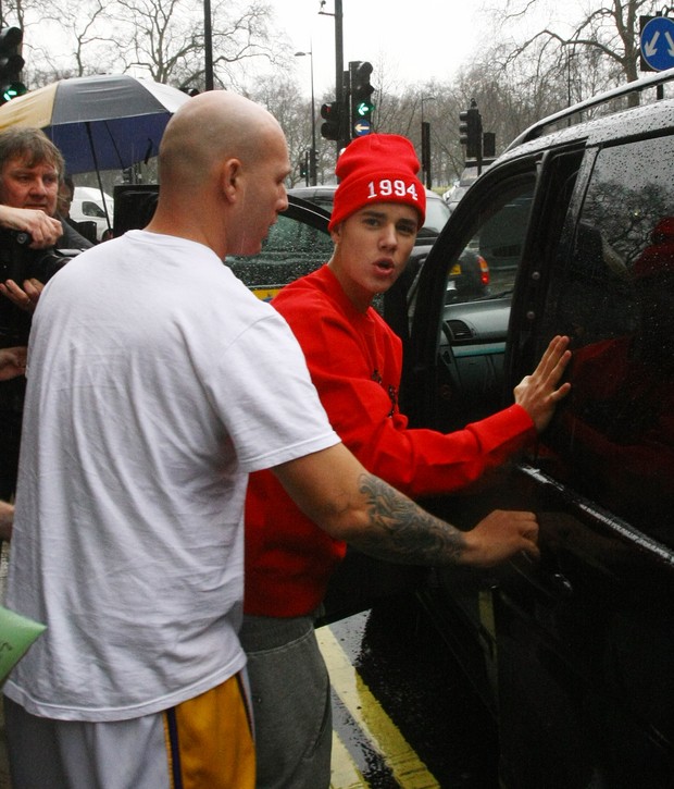 entretenimento | celebridades | fofocas de celebridades | Justin Bieber | Justin Bieber agride fotógrafo | Justin Bieber agressivo | Justin Bieber perde a calma e tenta agredir fotógrafo