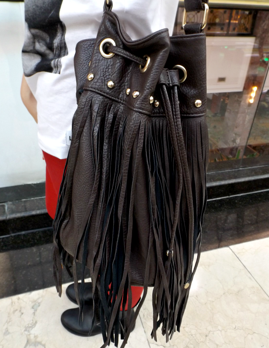 moda | moda 2015 | moda inverno 2015 | inverno 2015 | look do dia | look do dia casual | camisa feminina | calça vermelha | chapéu | maxirregata