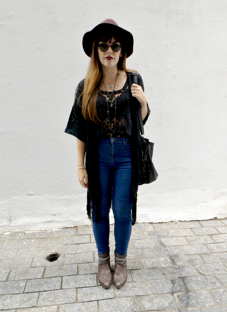 moda | look do dia | moda 2015 | moda inverno 2015 | look boho | look gótico | batom roxo | óculos redondo | vários colares | quimono de tricô | calça cintura alta | look do dia casual