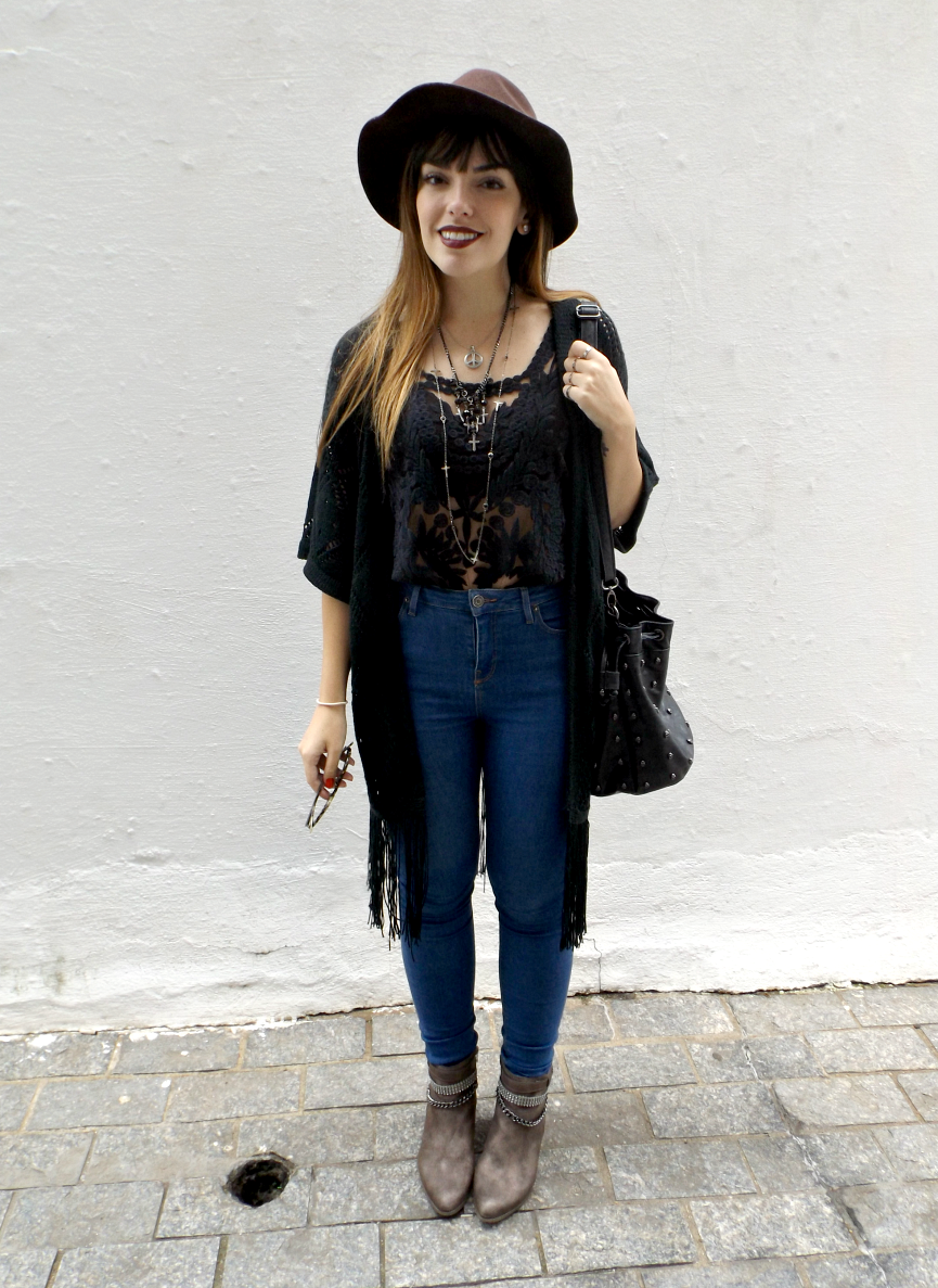 moda | look do dia | moda 2015 | moda inverno 2015 | look boho | look gótico | batom roxo | óculos redondo | vários colares | quimono de tricô | calça cintura alta | look do dia casual