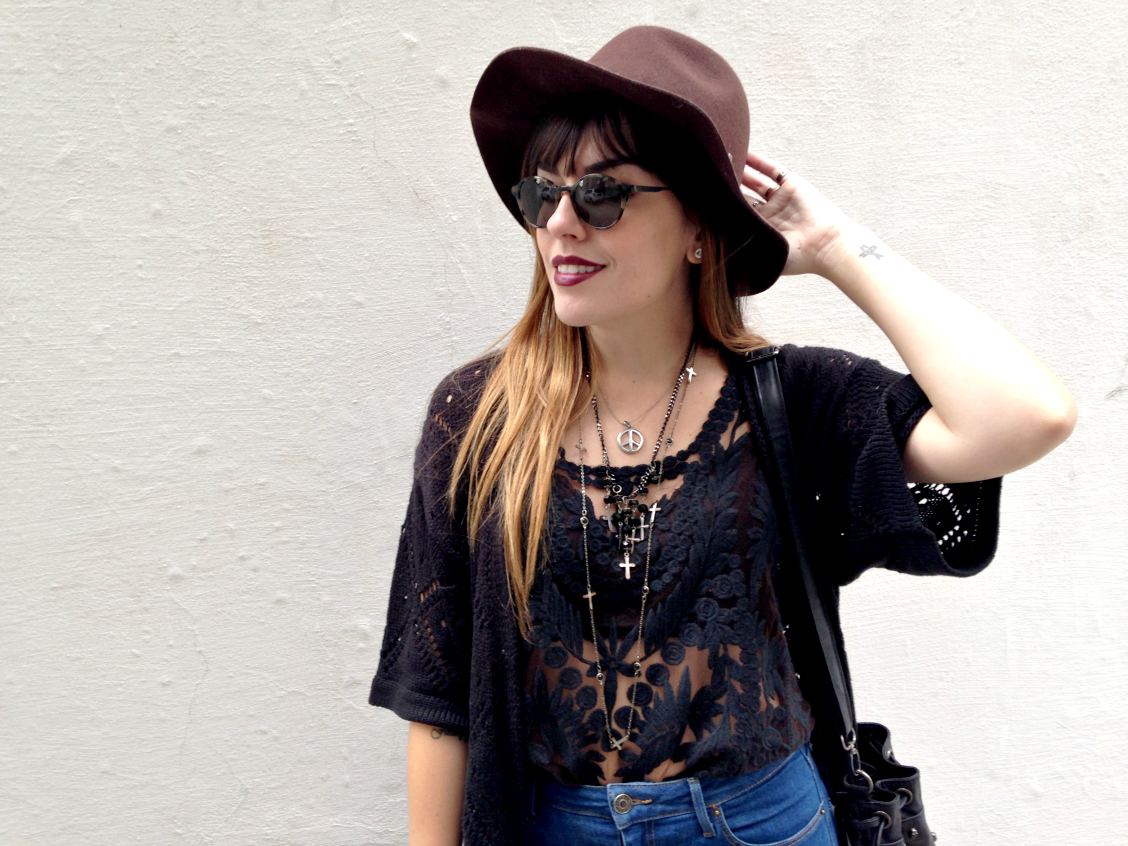 moda | look do dia | moda 2015 | moda inverno 2015 | look boho | look gótico | batom roxo | óculos redondo | vários colares | quimono de tricô | calça cintura alta | look do dia casual