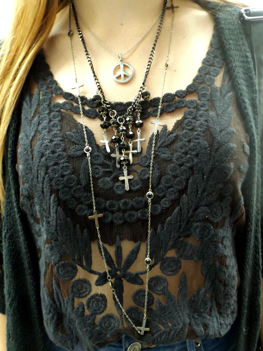 moda | look do dia | moda 2015 | moda inverno 2015 | look boho | look gótico | batom roxo | óculos redondo | vários colares | quimono de tricô | calça cintura alta | look do dia casual