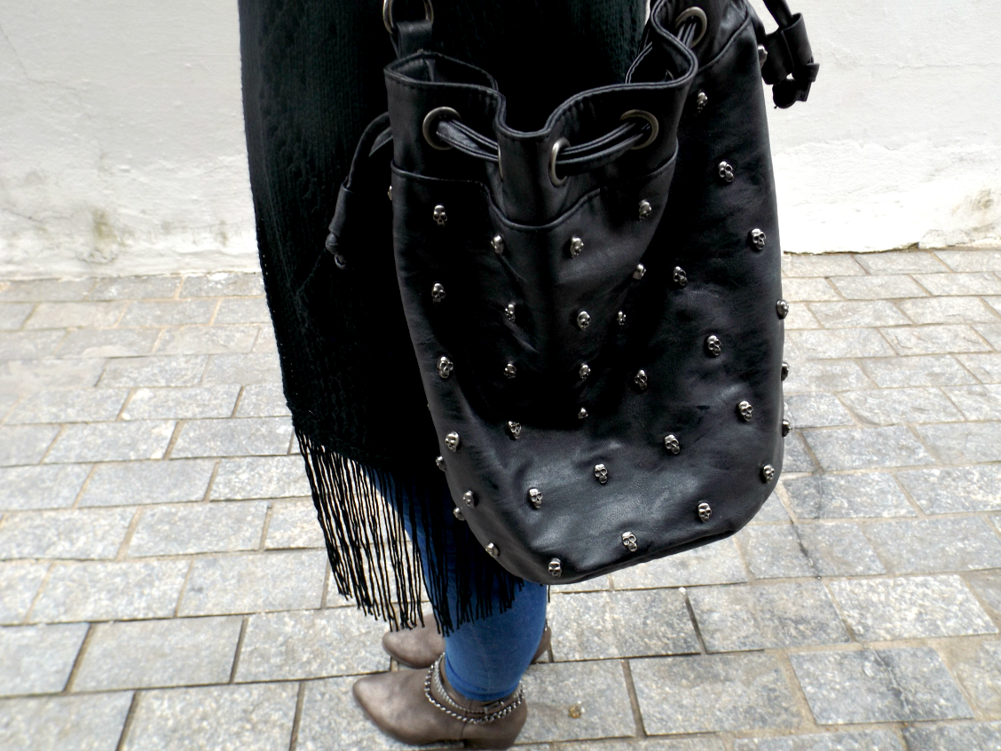 moda | look do dia | moda 2015 | moda inverno 2015 | look boho | look gótico | batom roxo | óculos redondo | vários colares | quimono de tricô | calça cintura alta | look do dia casual