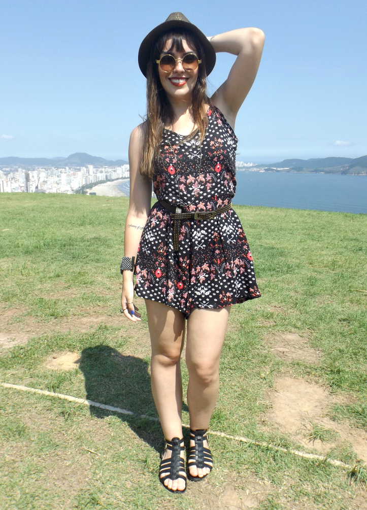 moda | look do dia | look para o dia | look com macaquinho | verão 2015 | moda verão 2015 | como usar macaquinho | sandália flat | sandália gladiadora | chapéu panamá | óculos redondo | Morro da Asa Delta | Marcéli Paulino