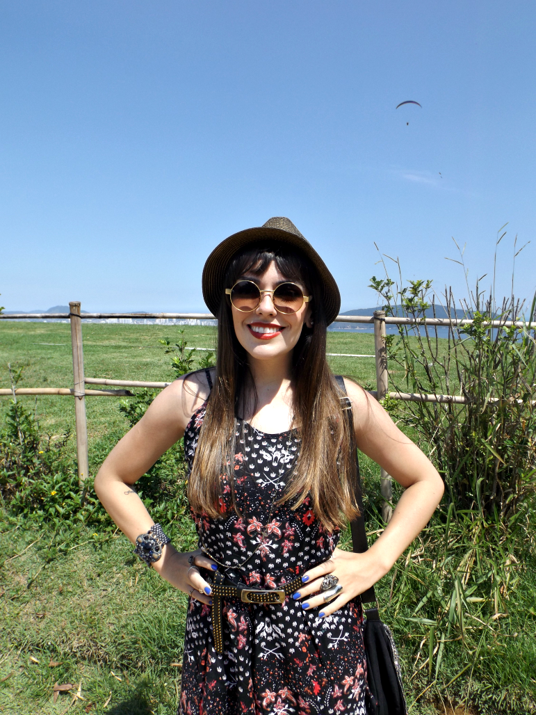 moda | look do dia | look para o dia | look com macaquinho | verão 2015 | moda verão 2015 | como usar macaquinho | sandália flat | sandália gladiadora | chapéu panamá | óculos redondo | Morro da Asa Delta | Marcéli Paulino