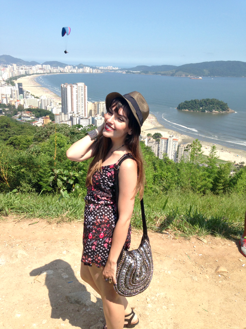 moda | look do dia | look para o dia | look com macaquinho | verão 2015 | moda verão 2015 | como usar macaquinho | sandália flat | sandália gladiadora | chapéu panamá | óculos redondo | Morro da Asa Delta | Marcéli Paulino