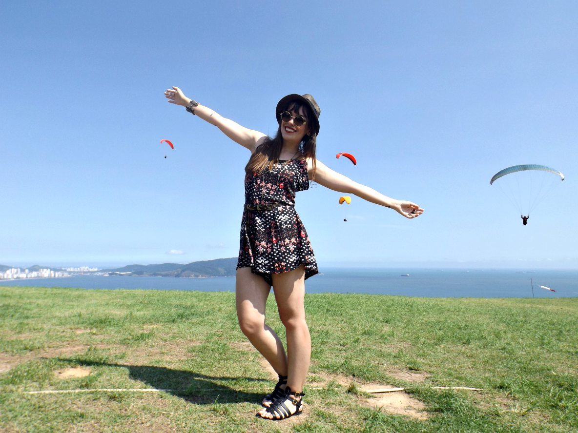 moda | look do dia | look para o dia | look com macaquinho | verão 2015 | moda verão 2015 | como usar macaquinho | sandália flat | sandália gladiadora | chapéu panamá | óculos redondo | Morro da Asa Delta | Marcéli Paulino