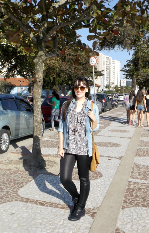 moda | look do dia | look para o dia | look com camisa jeans | look com blusa floral | calça legging | bota coturno | bota cano curto | look com batom escuro | batom rosa | look com batom pink | bolsa de camurça | bolsa com franjas