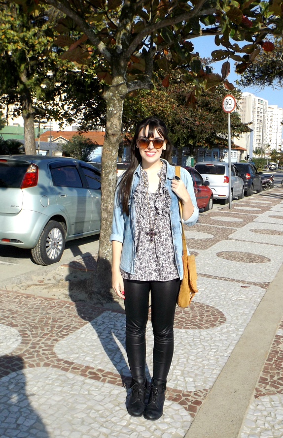 moda | look do dia | look para o dia | look com camisa jeans | look com blusa floral | calça legging | bota coturno | bota cano curto | look com batom escuro | batom rosa | look com batom pink | bolsa de camurça | bolsa com franjas