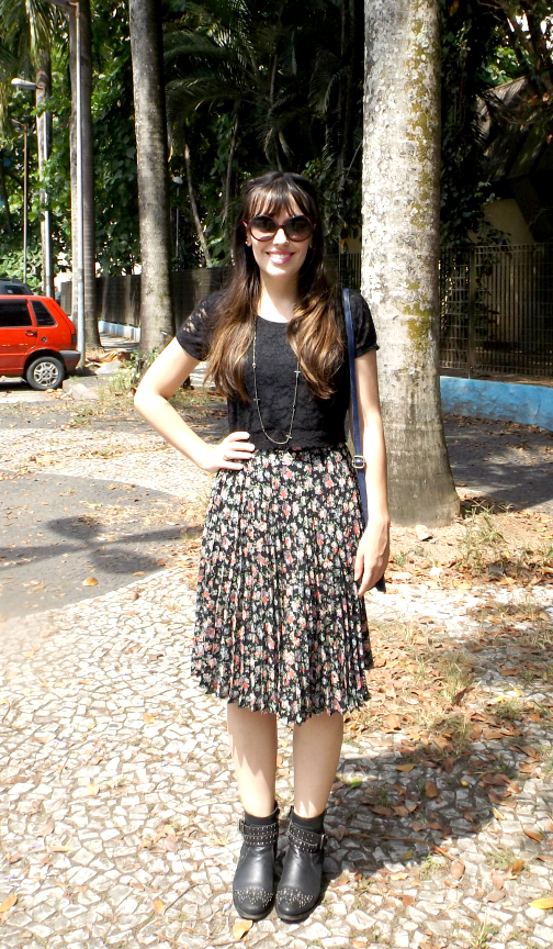 moda | look do dia | look para o dia | look com saia rodada | look do dia anos 50 | look do dia romântico | saia floral | floral com fundo escuro | top cropped | bota de cano curto