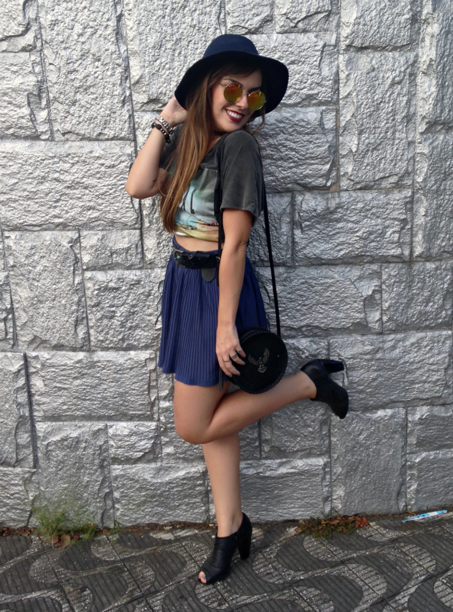 moda | moda 2016 | moda de 2016 | look do dia | chapéu | óculos redondo | saia plissada | moda feminina | batom escuro | batom roxo