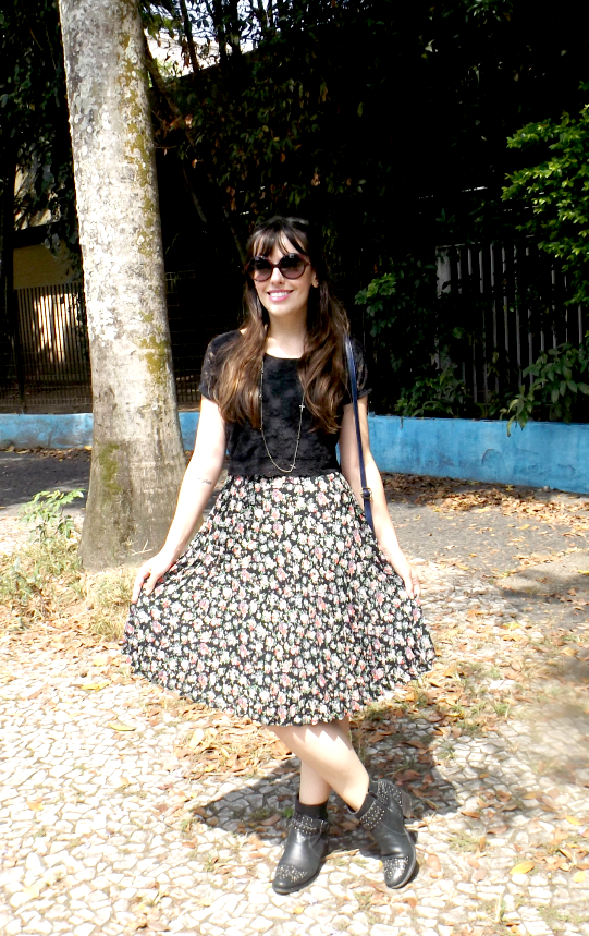 moda | look do dia | look para o dia | look com saia rodada | look do dia anos 50 | look do dia romântico | saia floral | floral com fundo escuro | top cropped | bota de cano curto
