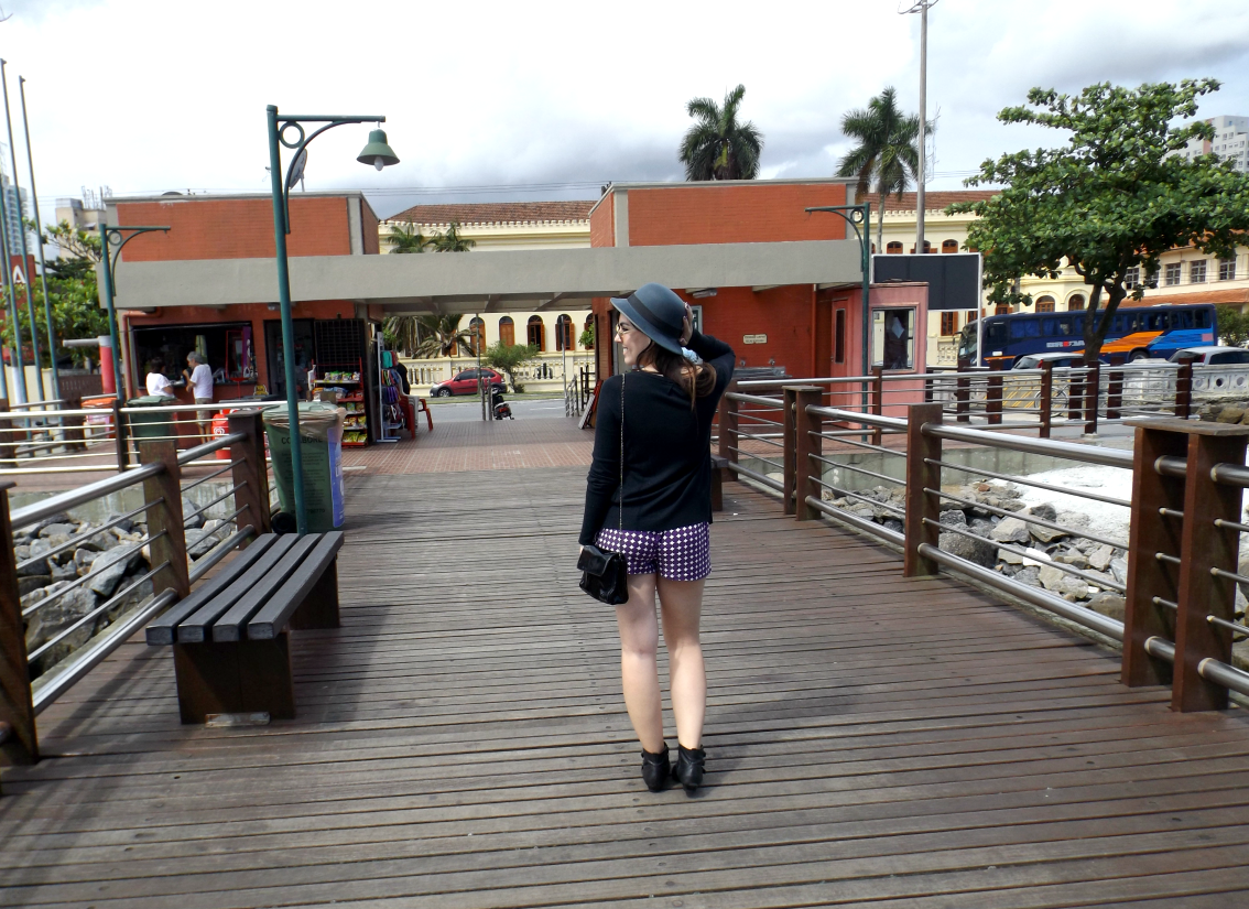 moda | look do dia | look para o dia | looks para o dia | look com chapéu | chapéu coco | macaquinho | óculos redondo | como usar macaquinho | short boots | bota cano curto | verão 2015