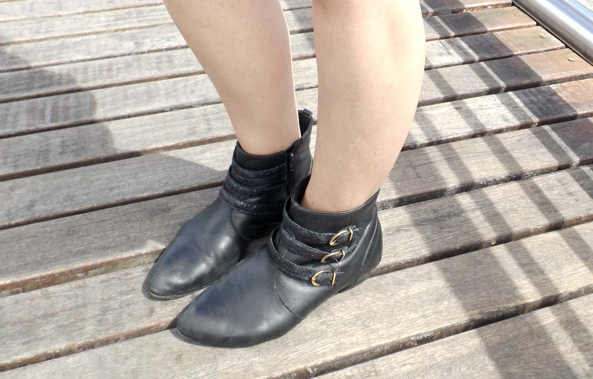 moda | look do dia | look para o dia | looks para o dia | look com chapéu | chapéu coco | macaquinho | óculos redondo | como usar macaquinho | short boots | bota cano curto | verão 2015