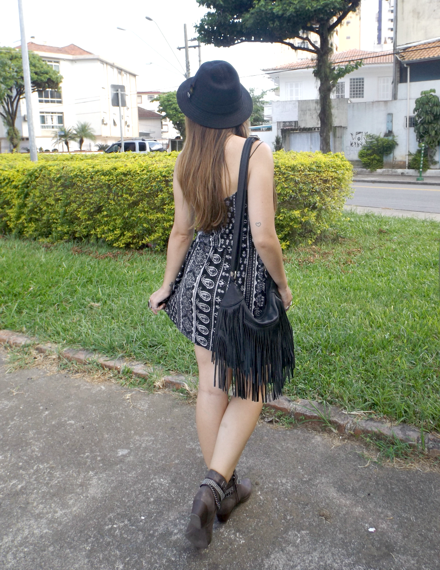 moda | look do dia | look do dia básico | vestido boho | look roupa | chapéu | botas | bota cano curto