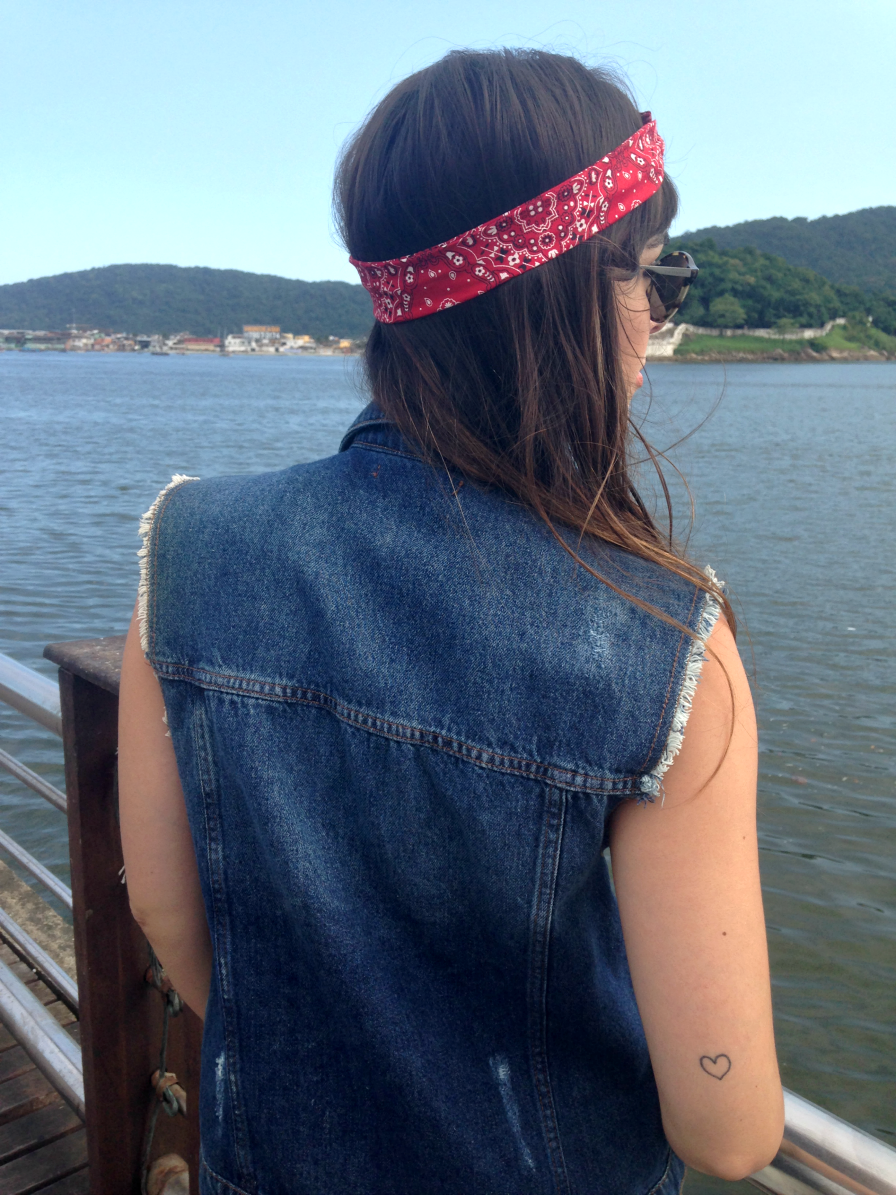 moda | look do dia | o meu look | look para o dia | looks do dia | look basico | anos 70 | headband | colete jeans | short jeans | sandália gladiadora