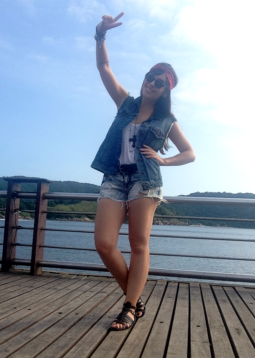 moda | look do dia | o meu look | look para o dia | looks do dia | look basico | anos 70 | headband | colete jeans | short jeans | sandália gladiadora