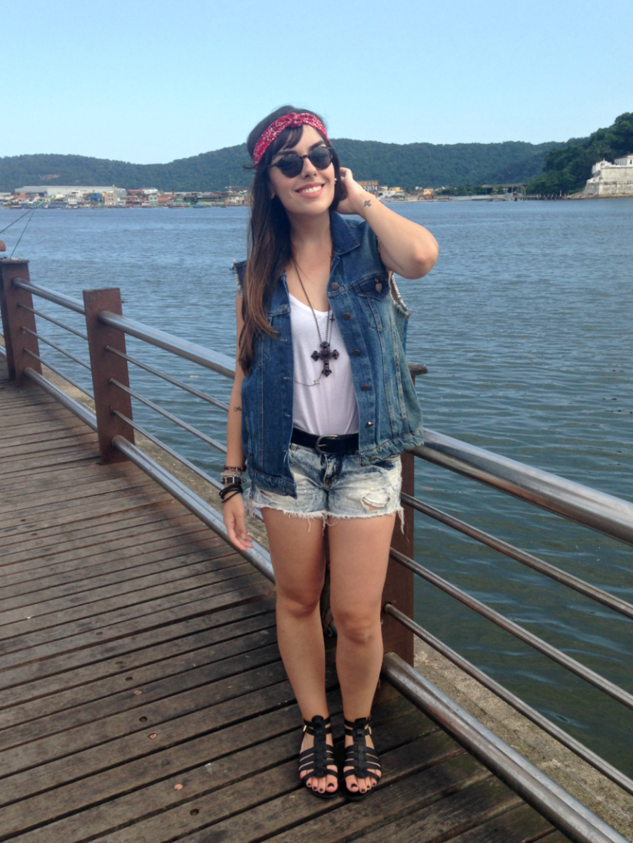 moda | look do dia | o meu look | look para o dia | looks do dia | look basico | anos 70 | headband | colete jeans | short jeans | sandália gladiadora