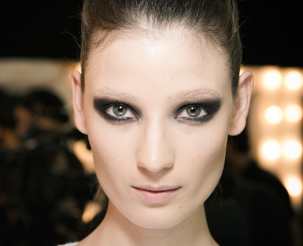 blog de moda | beleza | sobre beleza | maquiagem | make up | maquiagem com olhos escuros | olhos escuros esfumados | beleza Acquastudio inverno 2014 | backstage SPFW inverno 2014 | SPFW | tendências de make inverno 2014 | moda 2014