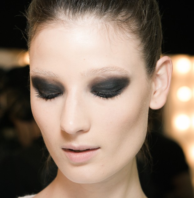 blog de moda | beleza | sobre beleza | maquiagem | make up | maquiagem com olhos escuros | olhos escuros esfumados | beleza Acquastudio inverno 2014 | backstage SPFW inverno 2014 | SPFW | tendências de make inverno 2014 | moda 2014