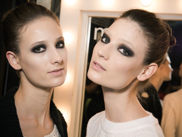 blog de moda | beleza | sobre beleza | maquiagem | make up | maquiagem com olhos escuros | olhos escuros esfumados | beleza Acquastudio inverno 2014 | backstage SPFW inverno 2014 | SPFW | tendências de make inverno 2014 | moda 2014