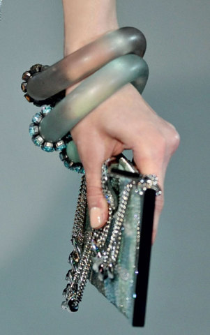 moda | compras | acessórios | dicas de moda | bolsas | clutch | clutches 2013 | mini clutch | mini clutches para 2013 | passarelas internacionais | tendência de acessório para 2013 | inverno 2013 | como usar a mini clutch