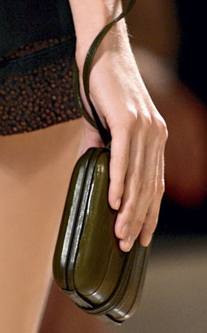 moda | compras | acessórios | dicas de moda | bolsas | clutch | clutches 2013 | mini clutch | mini clutches para 2013 | passarelas internacionais | tendência de acessório para 2013 | inverno 2013 | como usar a mini clutch
