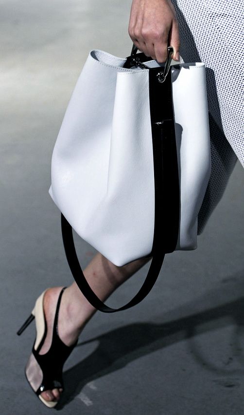 moda | dicas de moda | consultoria de moda | 5 peças versáteis para todas as estações | bolsa saco | parca | saia de couro | vestido de franjas | jeans bordado