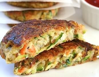 Hoje em dia a busca por fórmulas que garantam mais qualidade de vida em meio ao caos cotidiano está maior e, em consequência dessa procura, o número de adeptos às dietas vegetarianas está crescendo cada dia mais. Mas, será que é possível ter uma alimentação balanceada apenas à base de proteínas vegetais? Para se ter um cardápio vegetariano saudável deve-se substituir a gordura saturada pela insaturada, tomar cuidado com o excesso de carboidratos refinado, doces e frituras, comer bastante fibra - encontrada nos grãos integrais e hortaliças, além de optar por alimentos ricos em antioxidantes, vitaminas e minerais, como as frutas e verduras. Para aqueles que querem eliminar as carnes do cardápio, destaco a importância de se consumir a quantidade diária necessária de proteínas que podem ser facilmente encontrada na soja (lembrando que no brasil a maior parte da soja é transgênica) e derivados, quinua, amaranto, chia, leguminosas, cereais integrais, frutas oleaginosas e alimentos rico em ferro, cujos exemplos de fontes de origem vegetal são as folhas verde escuras, feijões e algas marinhas. Rica em proteína, a carne vermelha pode ser substituída do cardápio por opções igualmente fontes desse nutriente.