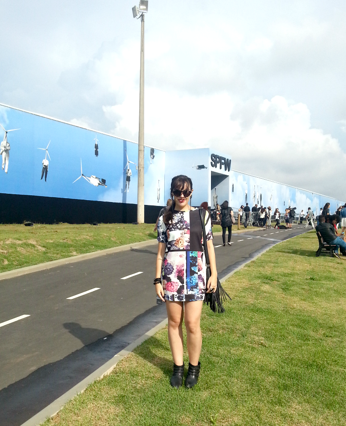 moda | look do dia | SPFW | SPFW verão 2015 | dark floral | estampa | vestido de corte reto | vestido minimalista | cabelo preso | penteados | batom berry