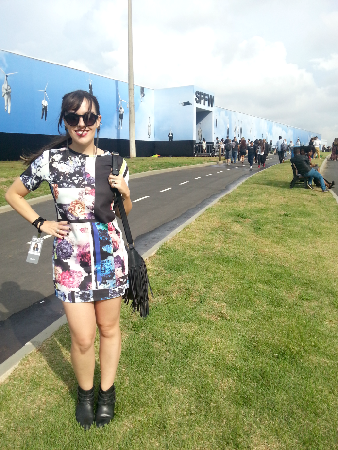 moda | look do dia | SPFW | SPFW verão 2015 | dark floral | estampa | vestido de corte reto | vestido minimalista | cabelo preso | penteados | batom berry