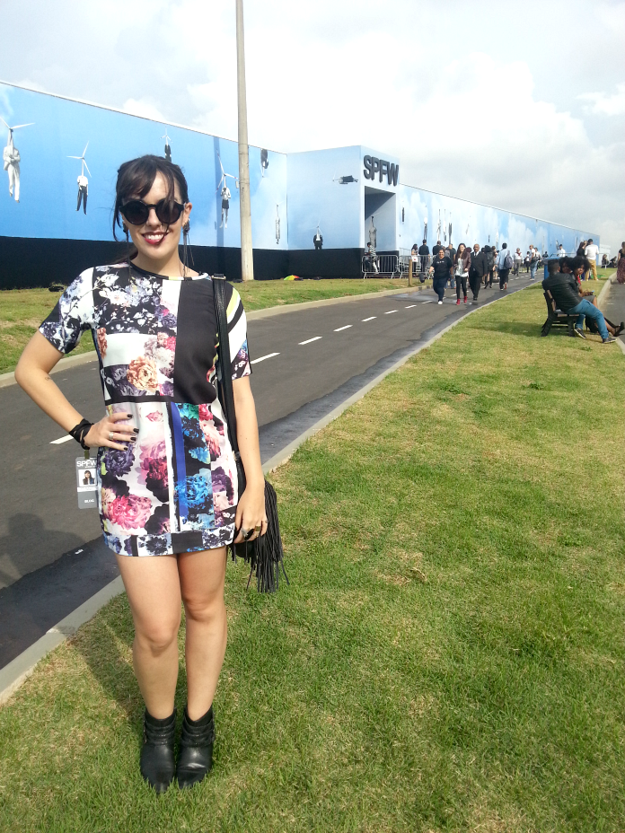 moda | look do dia | SPFW | SPFW verão 2015 | dark floral | estampa | vestido de corte reto | vestido minimalista | cabelo preso | penteados | batom berry