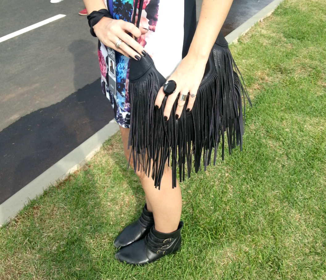 moda | look do dia | SPFW | SPFW verão 2015 | dark floral | estampa | vestido de corte reto | vestido minimalista | cabelo preso | penteados | batom berry