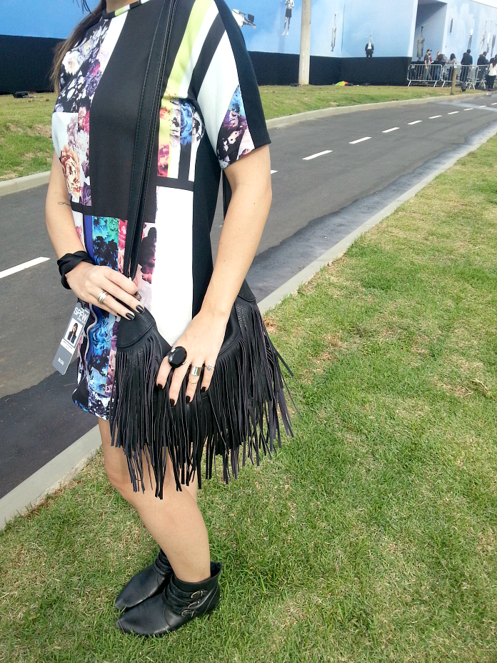 moda | look do dia | SPFW | SPFW verão 2015 | dark floral | estampa | vestido de corte reto | vestido minimalista | cabelo preso | penteados | batom berry