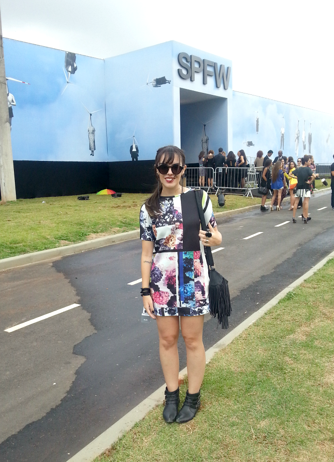 moda | look do dia | SPFW | SPFW verão 2015 | dark floral | estampa | vestido de corte reto | vestido minimalista | cabelo preso | penteados | batom berry