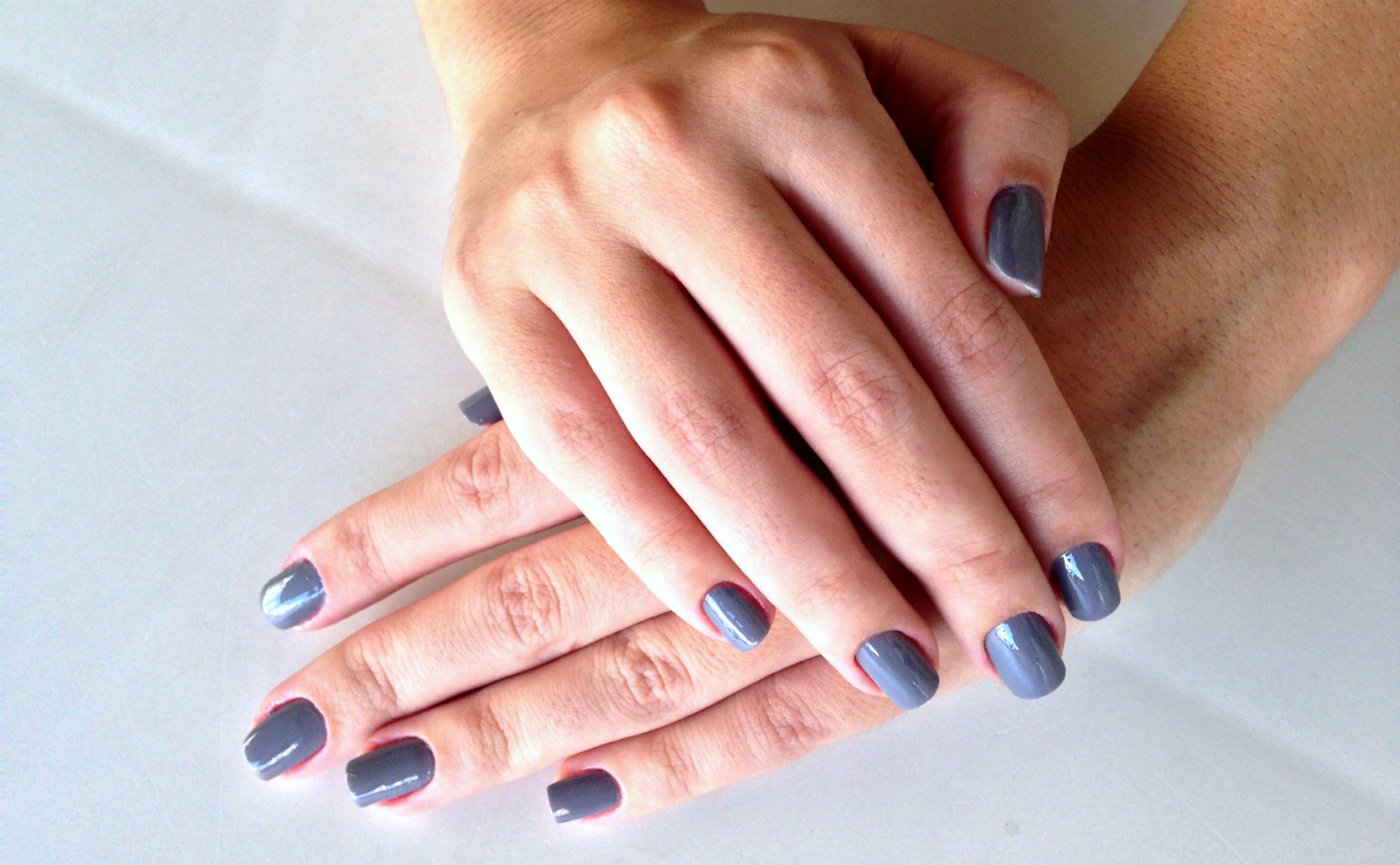 moda | moda 2016 | moda de 2016 | look do dia | chapéu | óculos redondo | saia plissada | moda feminina | batom escuro | batom roxo | unhas da semana